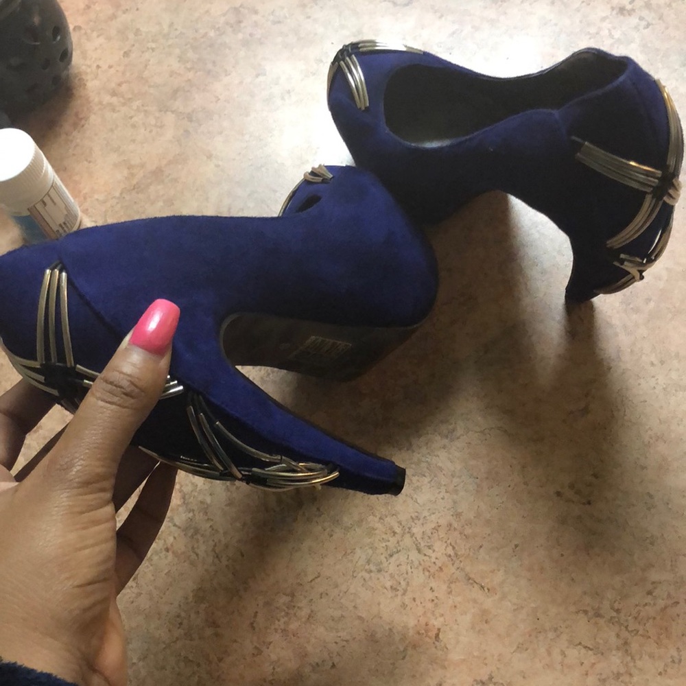 Heels - Picture 2 of 4